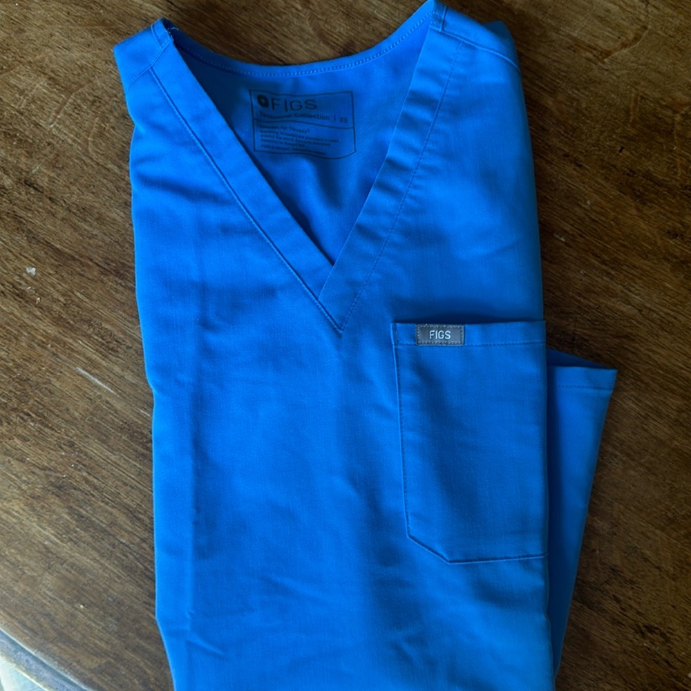 Ｆｉｇｓ ＸＳ ceil blue scrub top